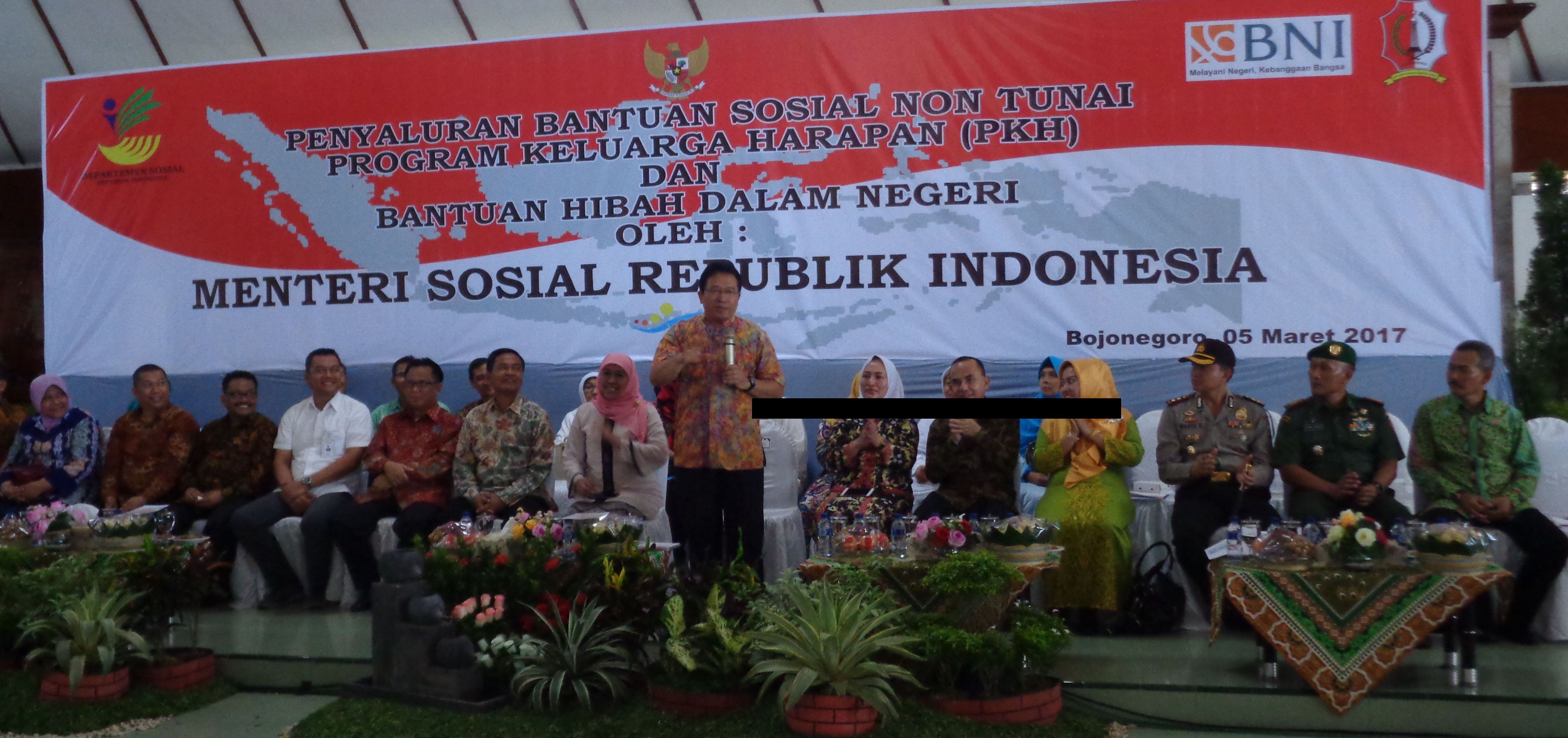PENYERAHAN BANTUAN SOSIAL NON TUNAI OLEH MENTERI SOSIAL RI