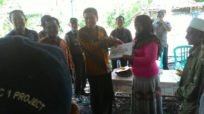 PEMBERIAN BANTUAN KEPADA KORBAN KEBAKARAN Ds NGUNUT KEC. DANDER