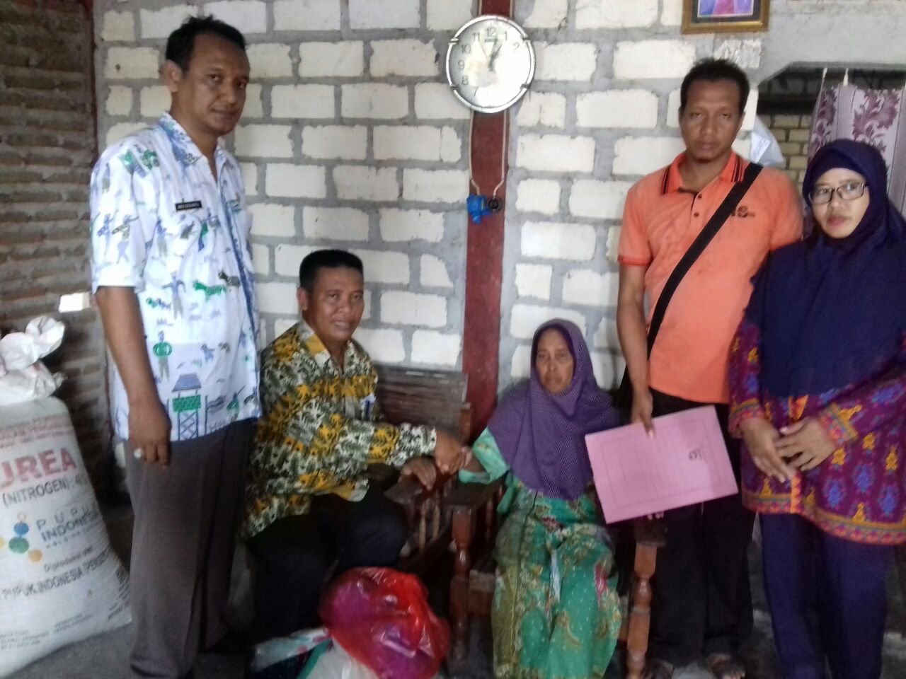 PEMBERIAN BANTUAN KEPADA IBU WARINING