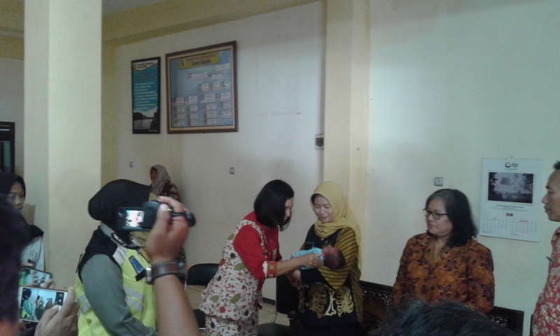 PENYERAHAN BAYI TERLANTAR KE UPT PSAB SIDOARJO