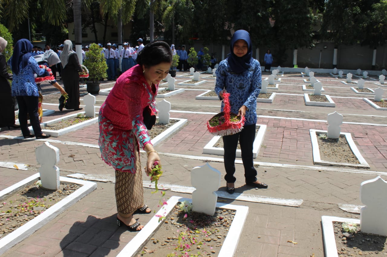 ZIARAH TAMAN MAKAM PAHLAWAN PADA HARI KEMERDEKAAN KE 74 REPUBLIK INDONESIA