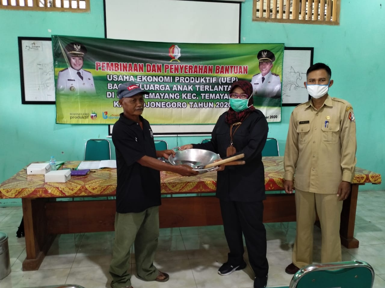 PENYERAHAN UEP BAGI KELUARGA ANAK TERLANTAR