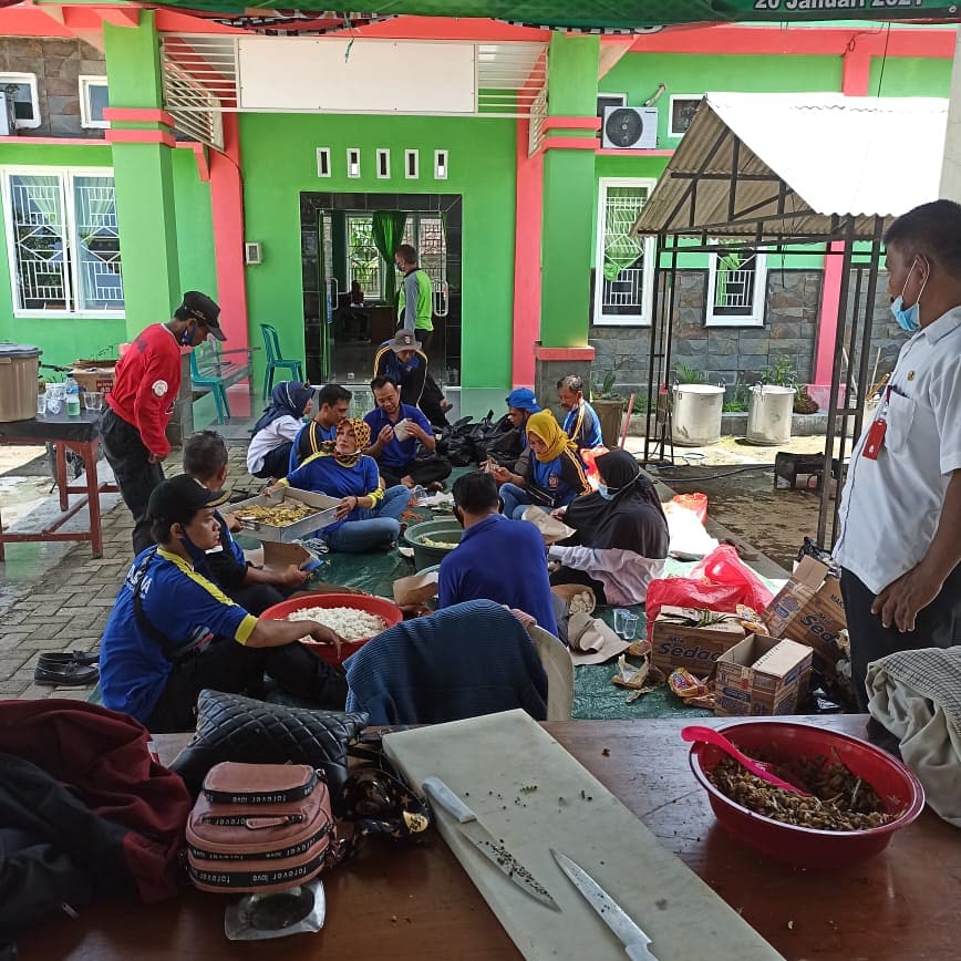 DAPUR UMUM UNTUK MEMBANTU KORBAN BANJIR