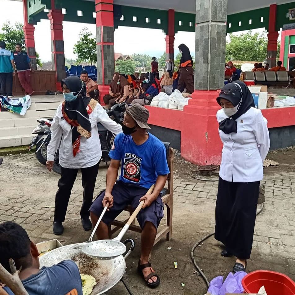 DAPUR UMUM BANTU KORBAN BANJIR BANDANG