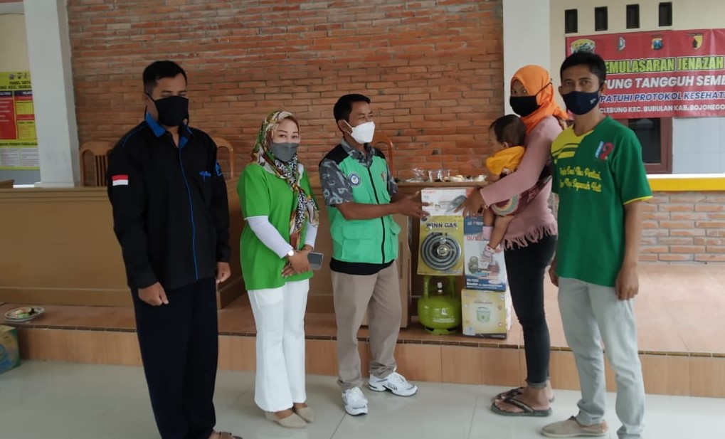 DINSOS BERIKAN BANSOS UEP PADA 10 ORANG KTK