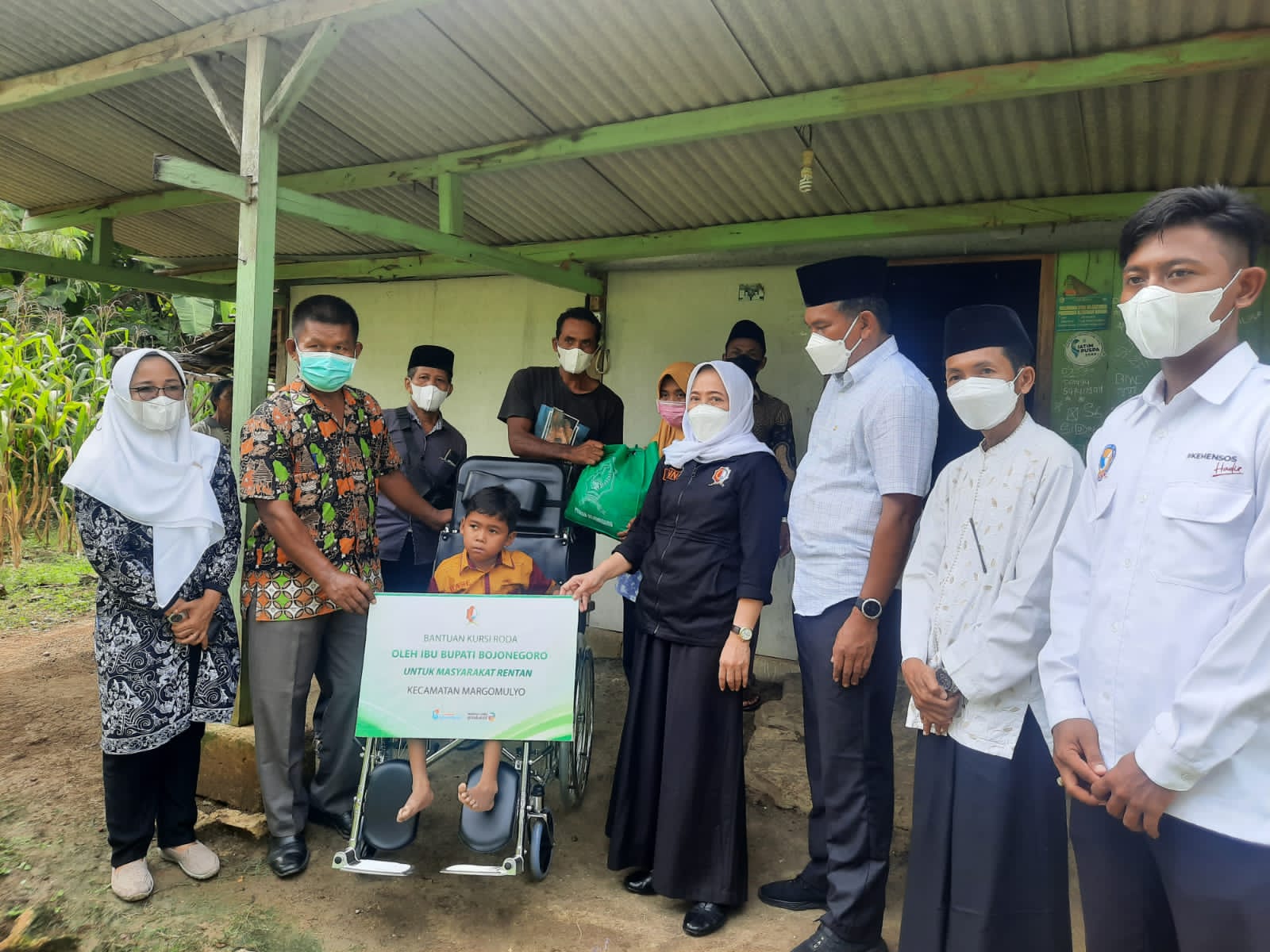 PENYERAHAN BANTUAN KURSI RODA OLEH IBU BUPATI BOJONEGORO