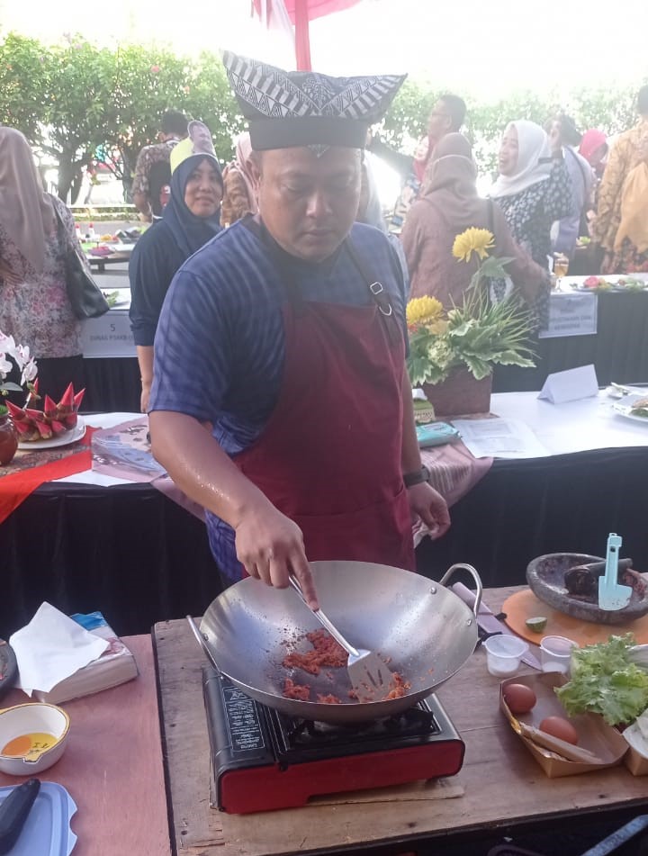 Lomba Memasak Nasi Goreng ala Bapak-bapak di Pendopo Pemkab Bojonegoro