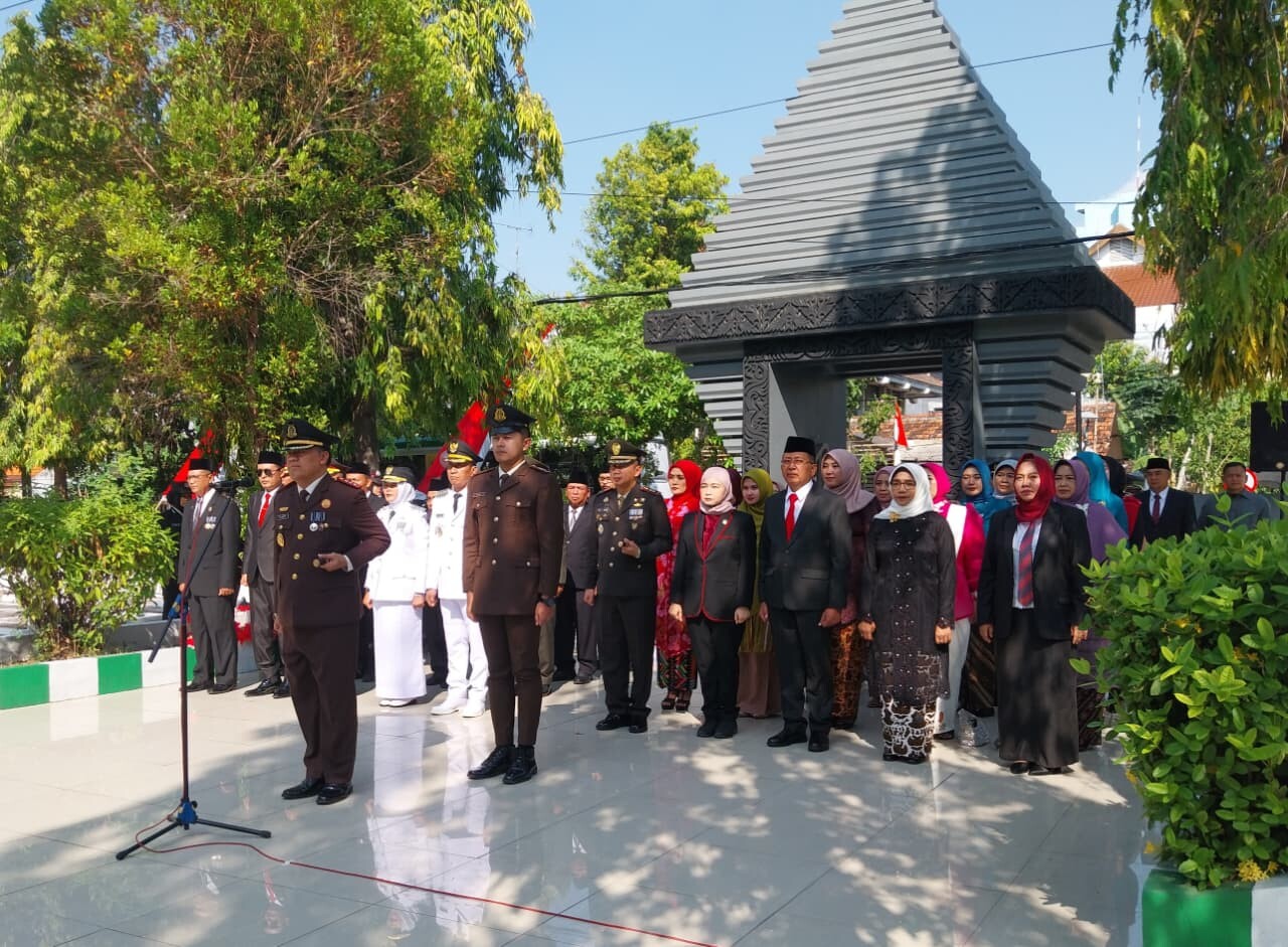 Bupati Bojonegoro dan Forkopimda Ziarah dan Tabur Bunga di Makam Pahlawan