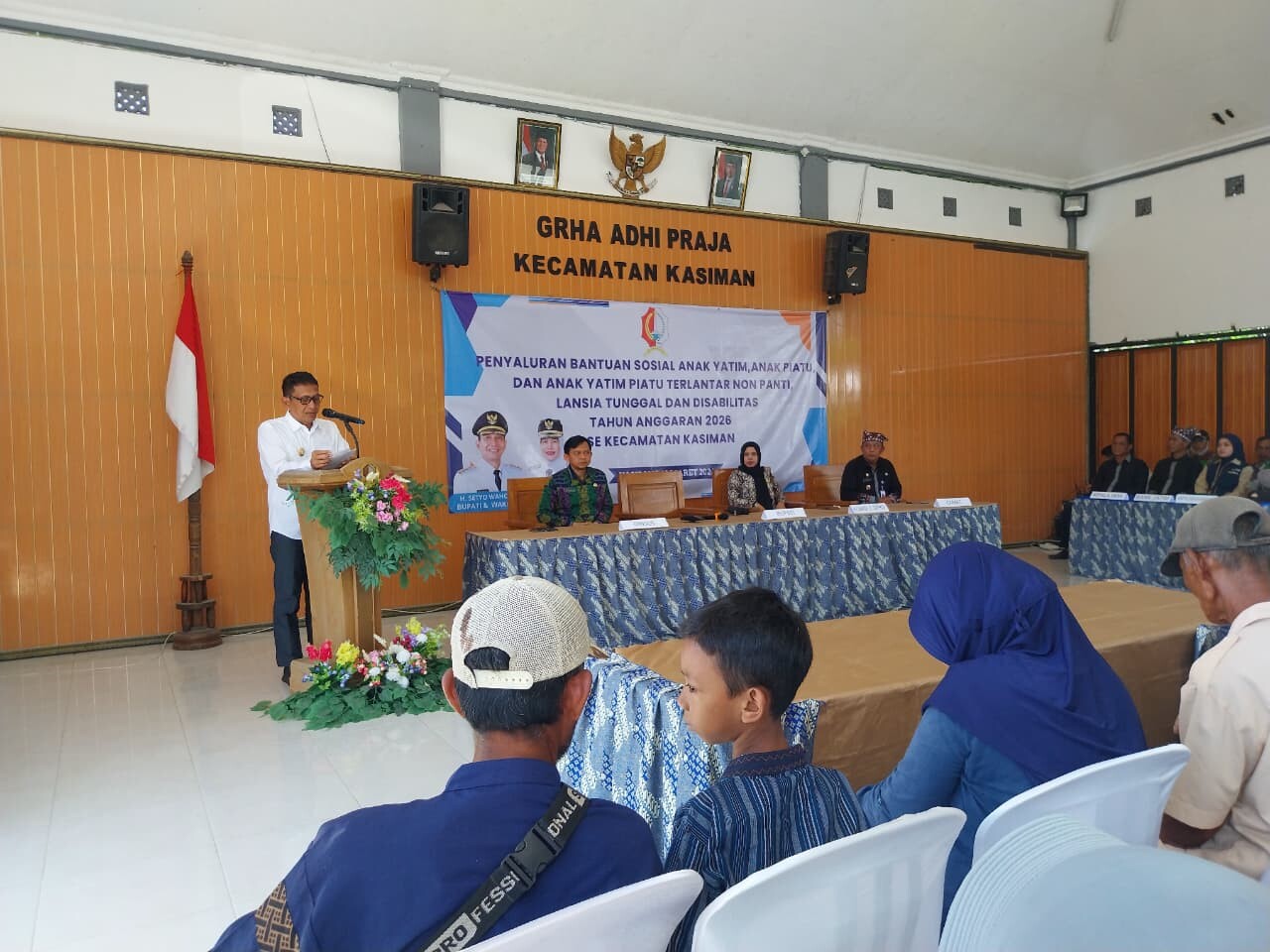 Serahkan Bansos Yatim dan Lansia di Kasiman, Bupati Ajak Saling Membantu dan Bangun Kebersamaan