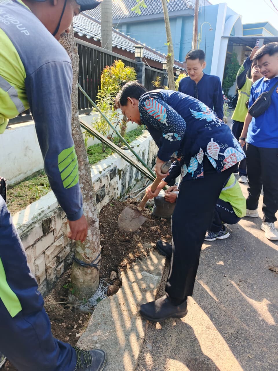 Penanaman 20 Pohon Pule untuk Penghijauan Kawasan Makam Kanjeng Soemantri