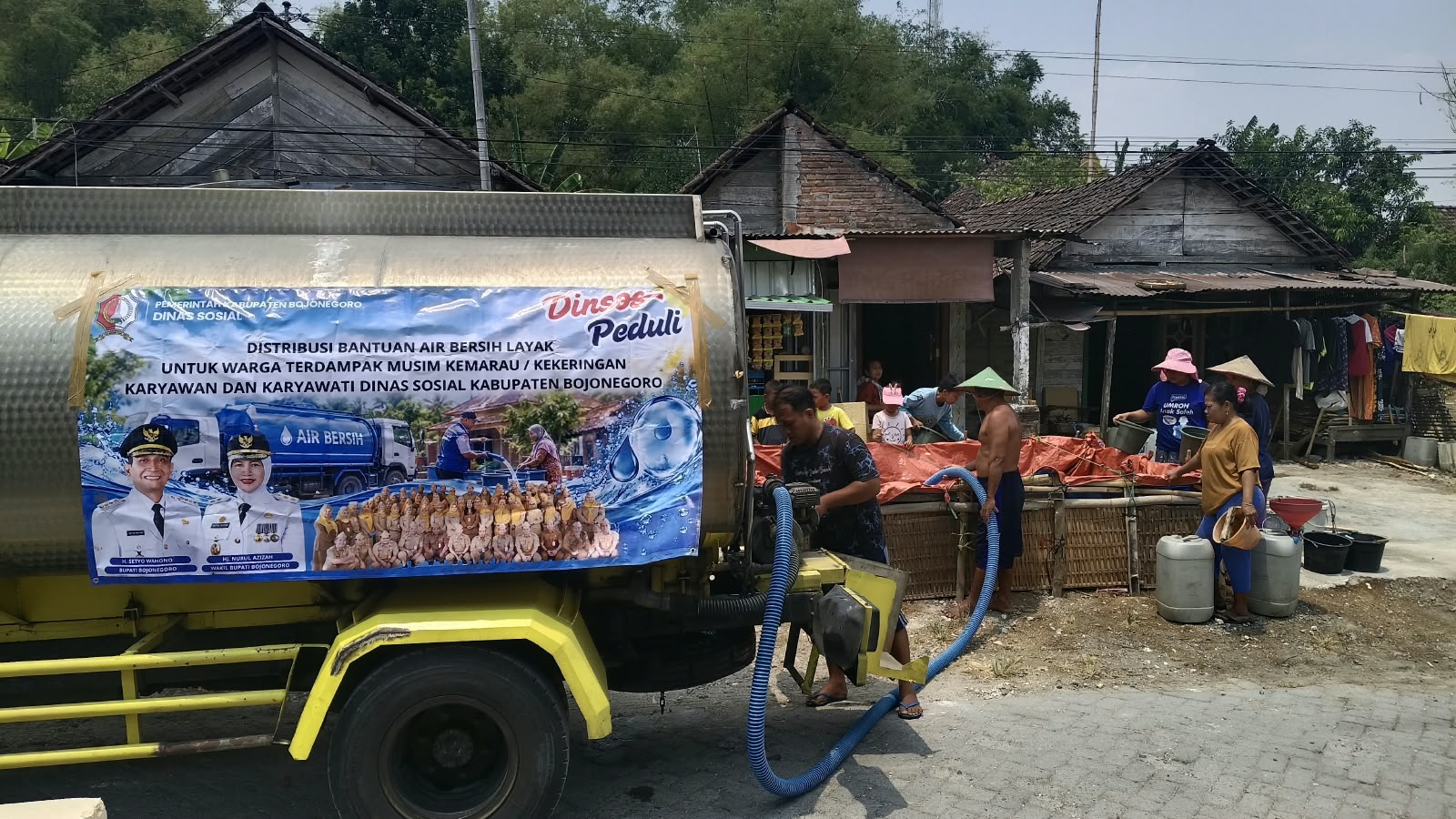 Bertarung dengan Kekeringan: Aksi Swadaya Dinsos Bojonegoro Pasok Air Bersih ke Desa Terdampak
