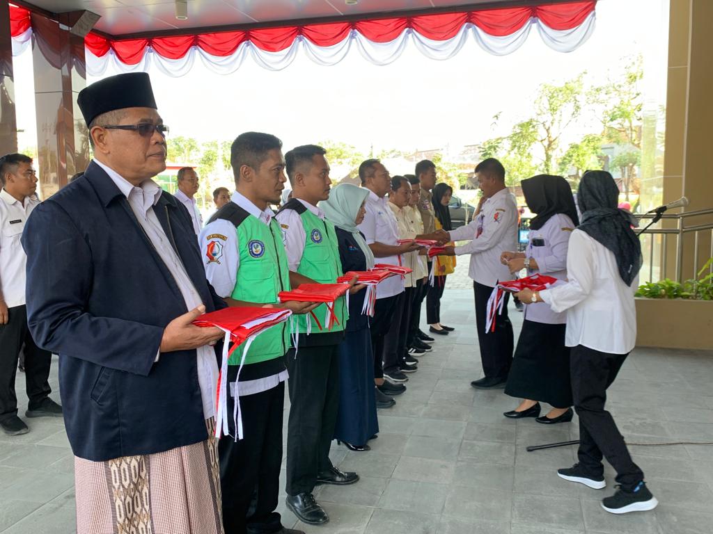 APEL PAGI DIRANGKAI PEMBAGIAN BENDERA MERAH PUTIH KEPADA MASYARAKAT DAN PILAR SOSIAL