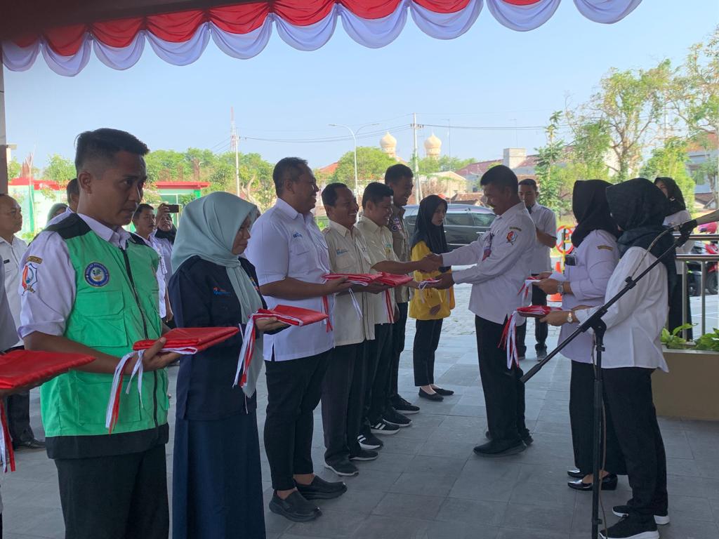 PEMBAGIAN BENDERA MERAH PUTIH