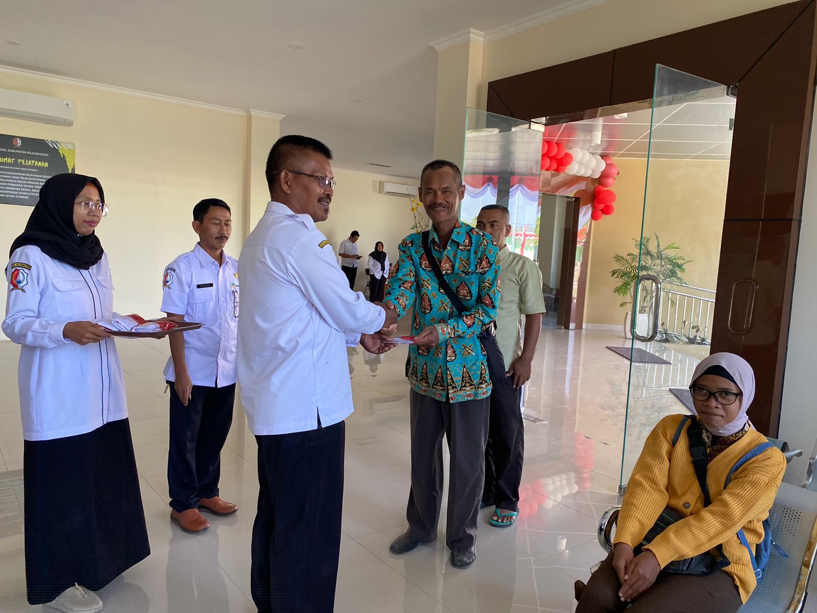PEMBAGIAN BENDERA MERAH PUTIH
