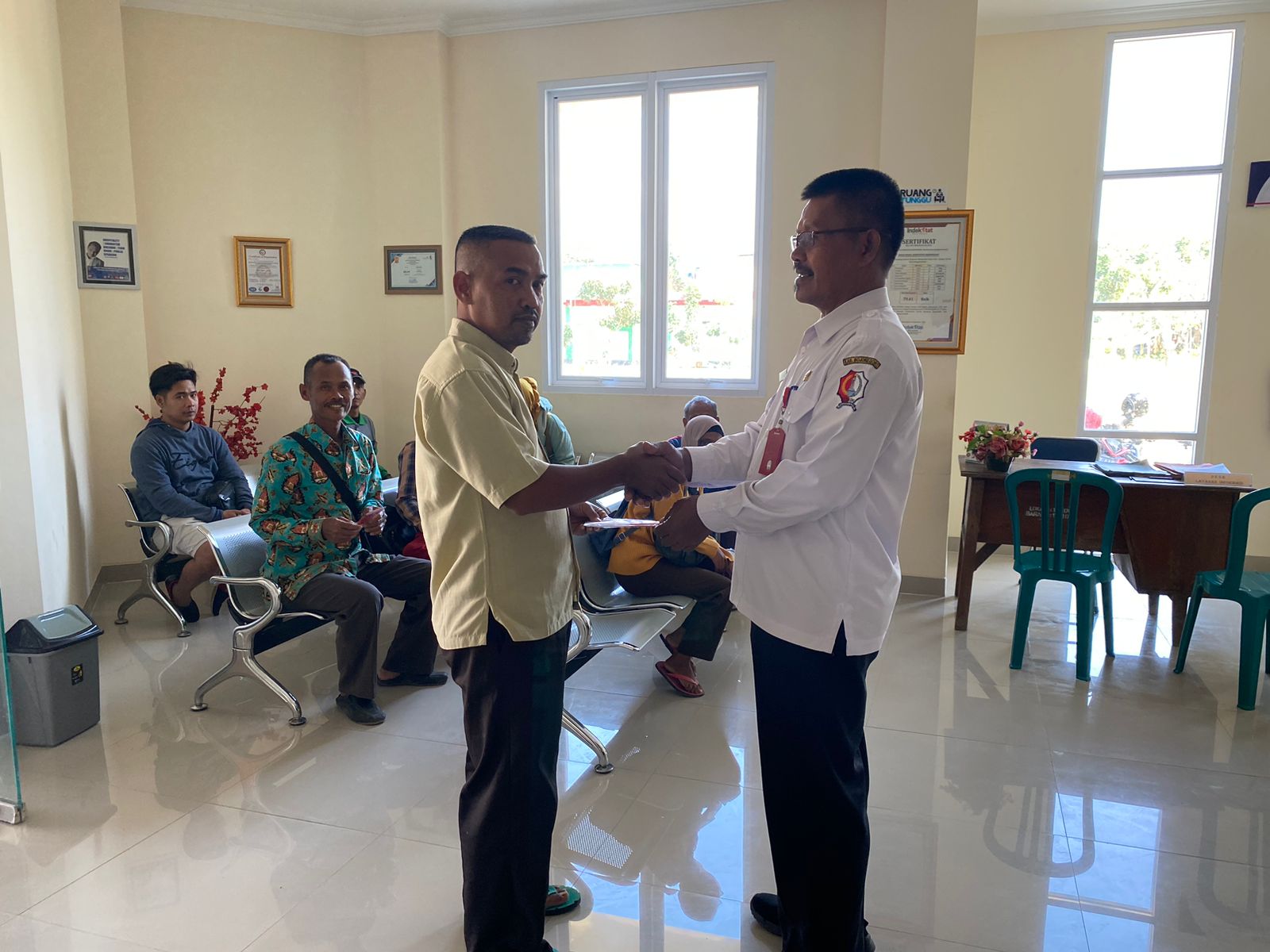 PEMBAGIAN BENDERA MERAH PUTIH