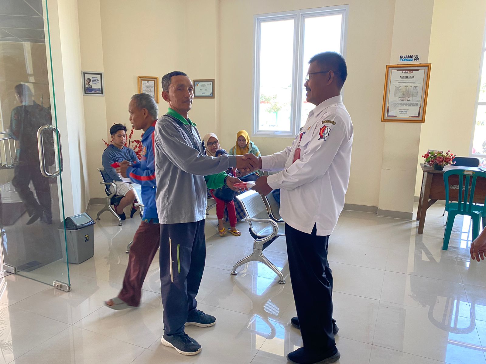PEMBAGIAN BENDERA MERAH PUTIH