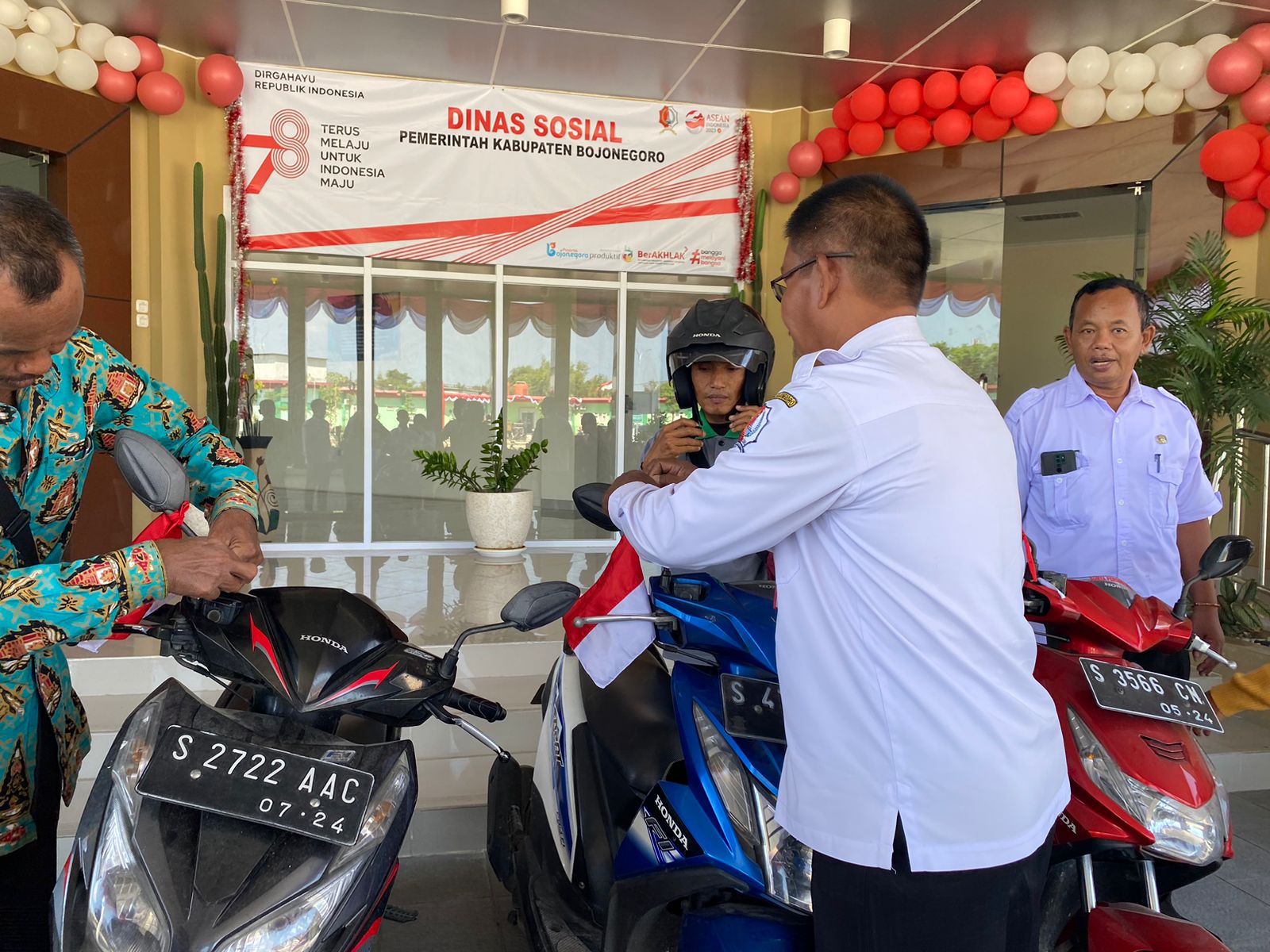 PEMBAGIAN BENDERA MERAH PUTIH