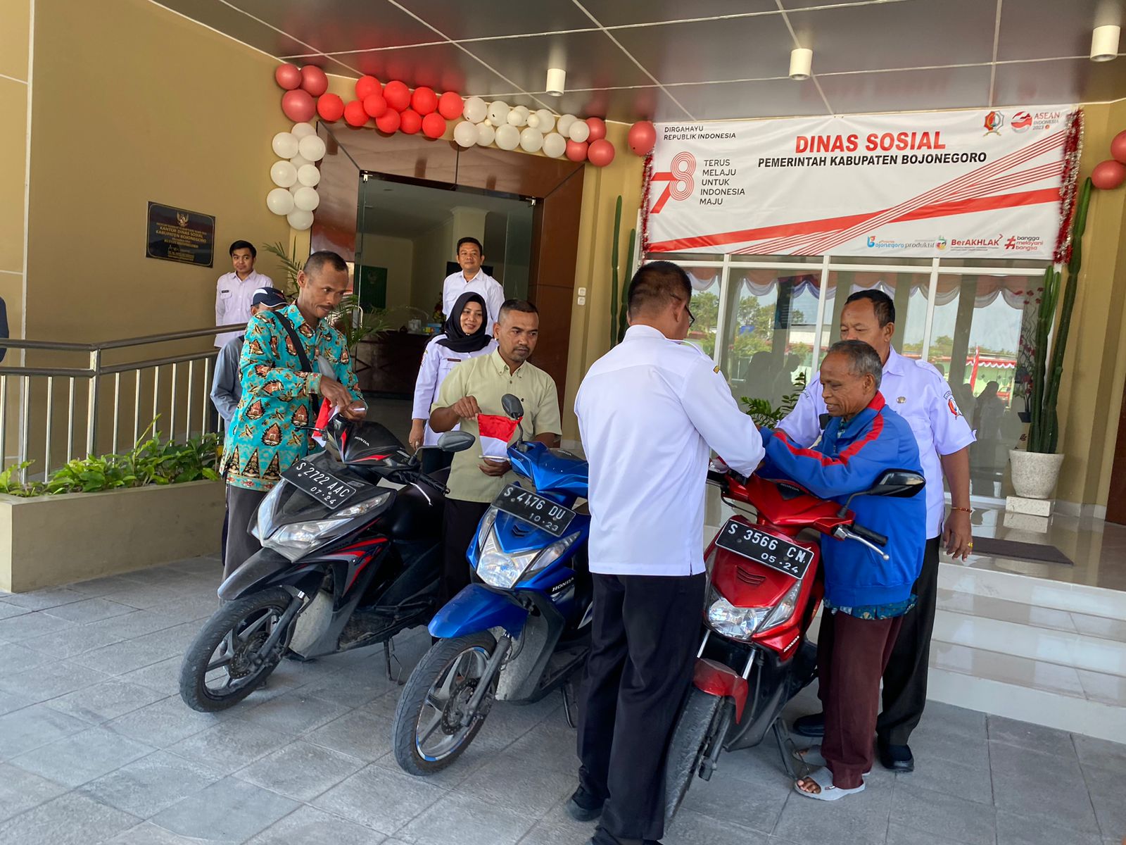 PEMBAGIAN BENDERA MERAH PUTIH