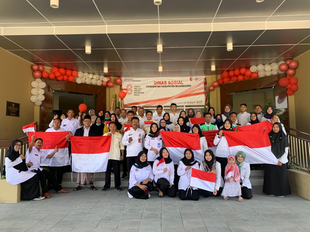PEMBAGIAN BENDERA MERAH PUTIH